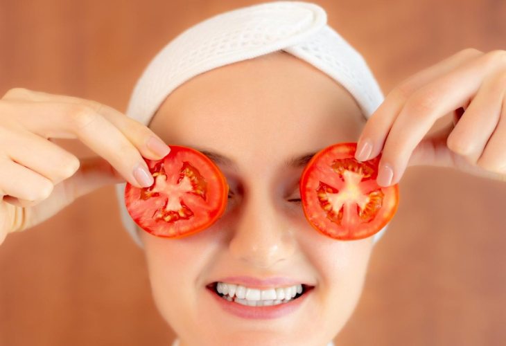 زیباتر کردن پوست از دیگر خواص گوجه فرنگی
